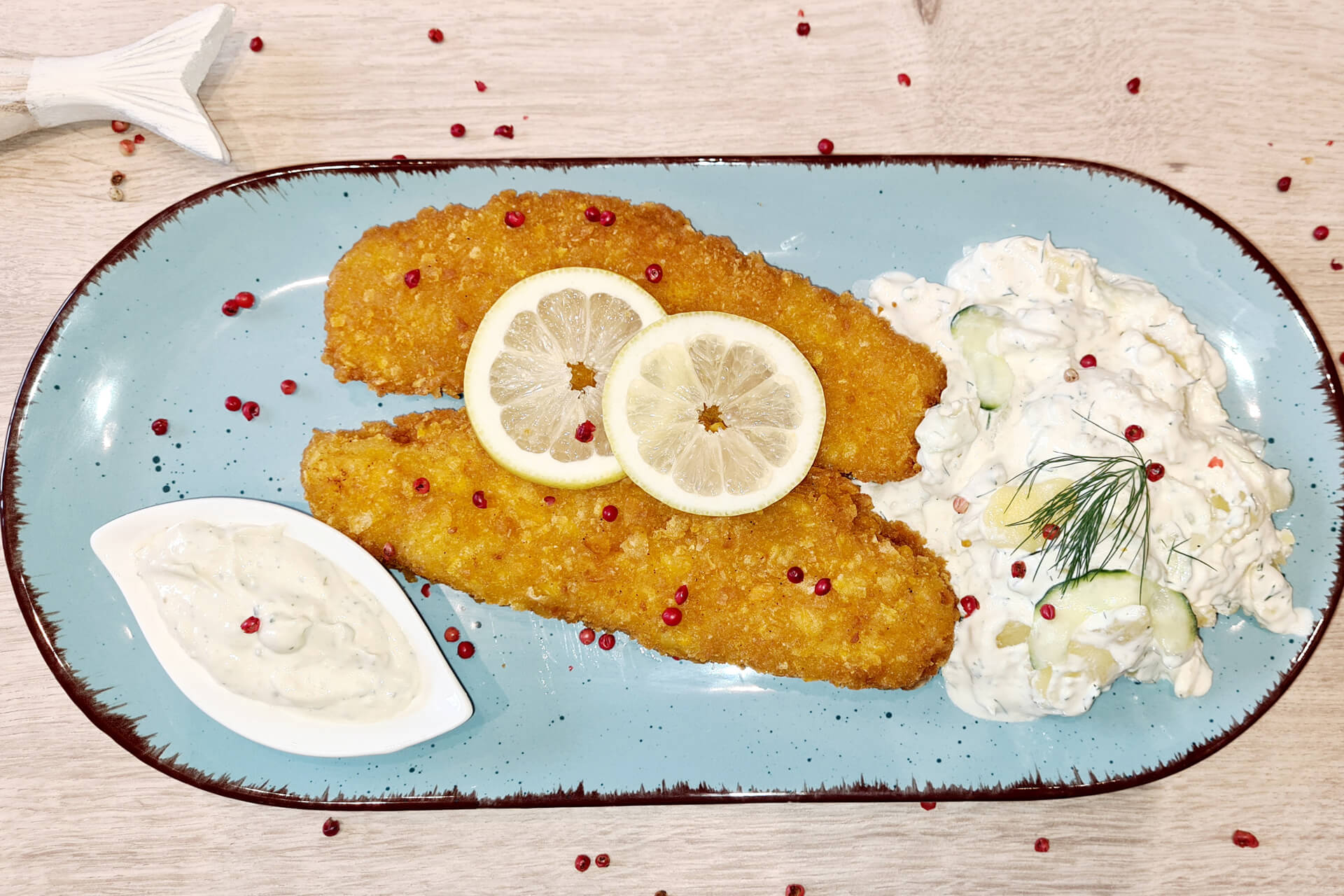 Backfisch mit hausgemachtem Kartoffelsalat und Remoulade - FISCH-LANZ
